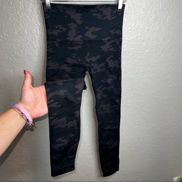 BNWOT SPANXCamo Printed Leggings - Picture 3 of 8